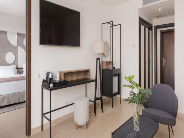 Deluxe Suite Sea View Front Main