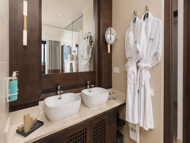 Deluxe Suite Sea View Front Main