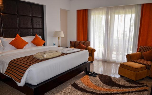Deluxe Pool View Room 