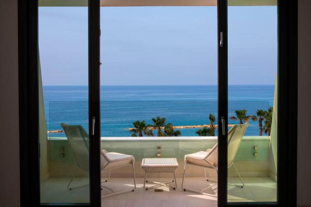 Deluxe Sea View King or Twin