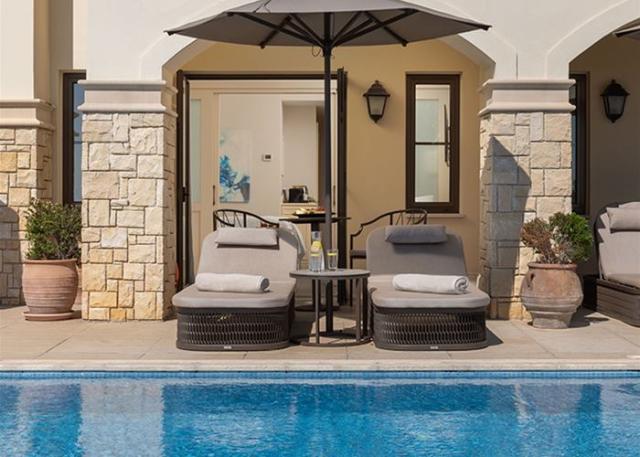 Family Room Swim Up Golf & Sea View