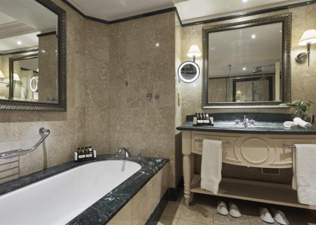 Family Room Swim Up Golf & Sea View