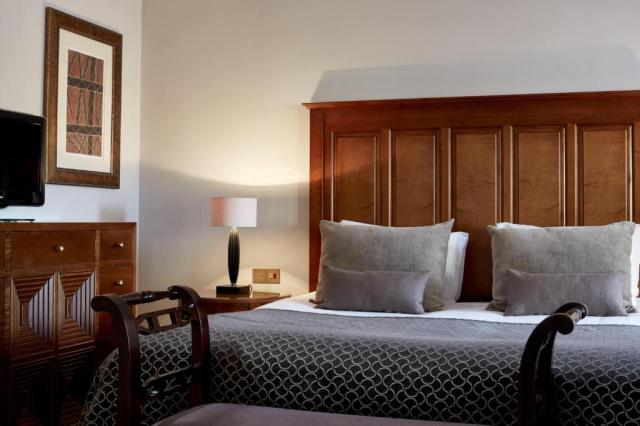 Family Suite with Jacuzzi Golf and sea view