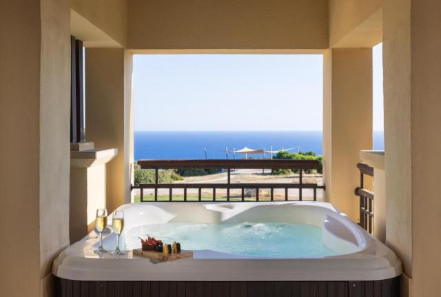 Family Suite with Jacuzzi Golf and sea view