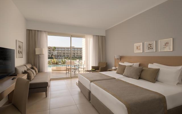 Deluxe Family Swim Up Room