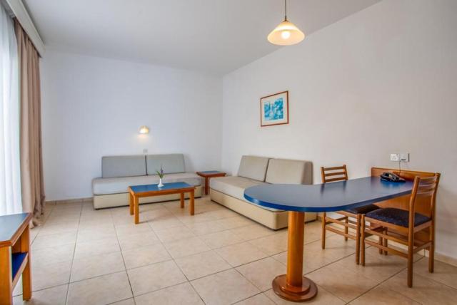 One Bedroom Apartment Inland View