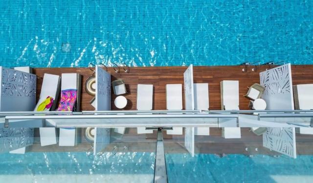 Standard Swim Up Room