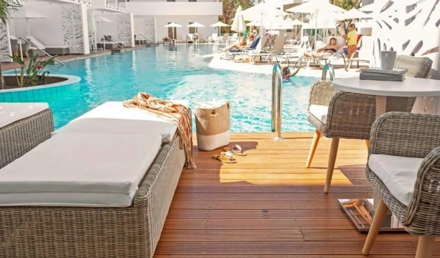 Standard Swim Up Room