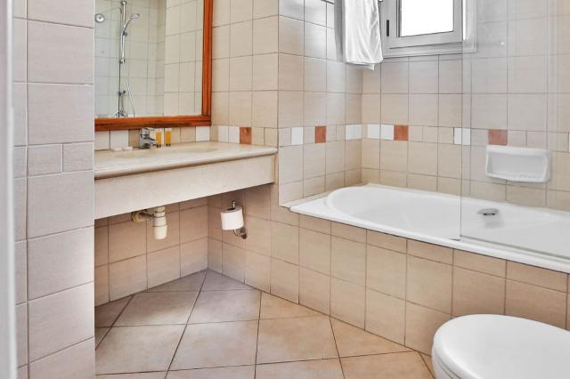 One Bedroom Apartment Inland View