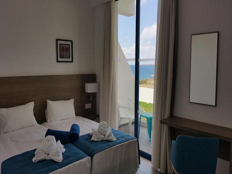 Studio Suite Pool and Sea View
