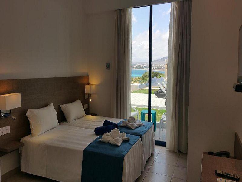 Studio Suite Pool and Sea View