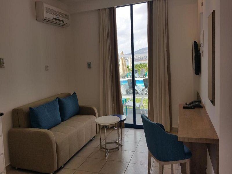 One Bedroom Apartment Pool and Sea View