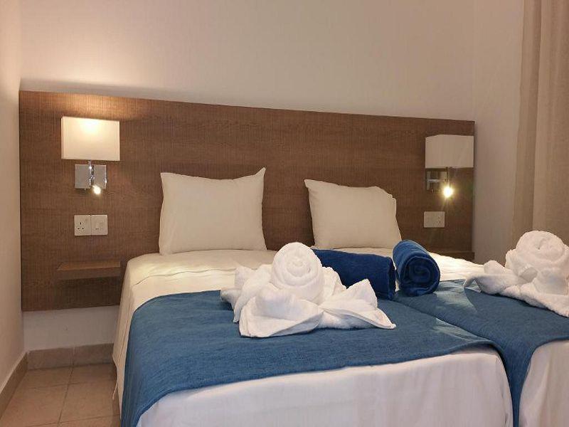 One Bedroom Apartment Pool and Sea View