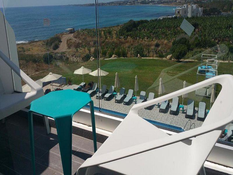 One Bedroom Apartment Pool and Sea View