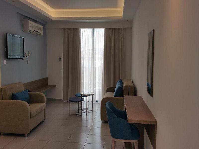 One Bedroom Apartment Pool and Sea View