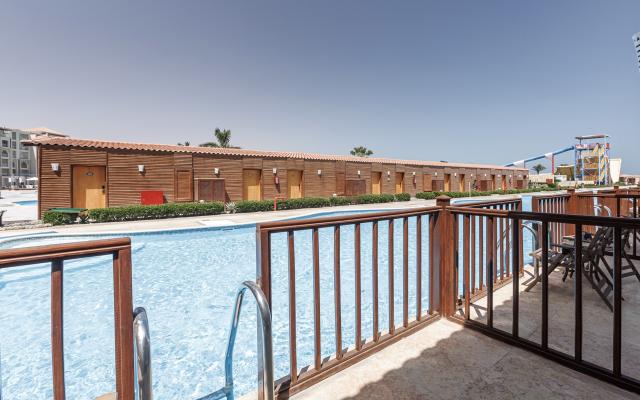Swim Up Pool
