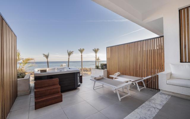 Posh Jacuzzi Suite SF 