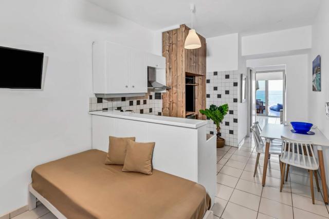 Junior Suite 1 Bedroom & living Room Sea View 2-4 Pax A/C