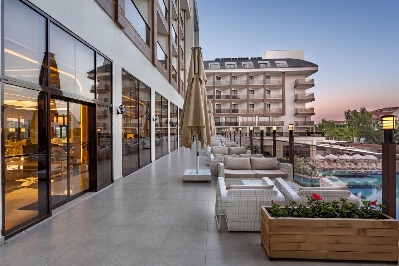 Glamour Resort & Spa