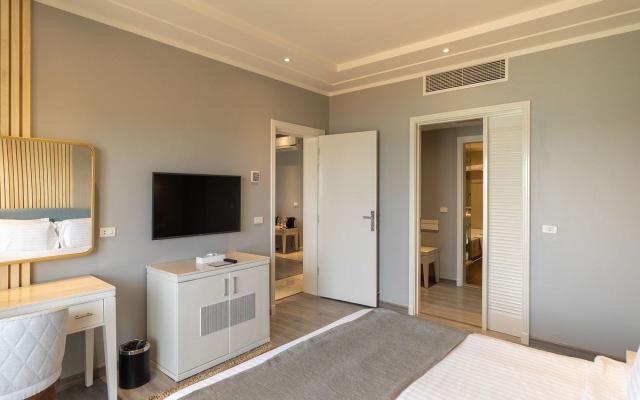 Crystal Jacuzzi Suite