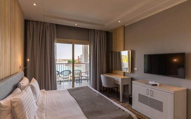 Crystal Jacuzzi Suite