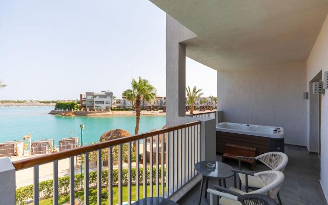 Crystal Jacuzzi Suite