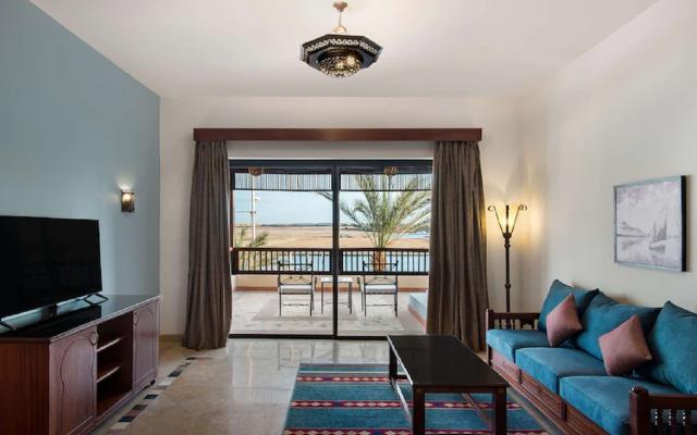 02 Bed Rooms Suite Pool view