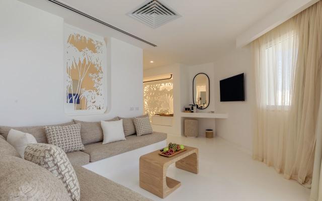 Hall of Fame Pool Suite