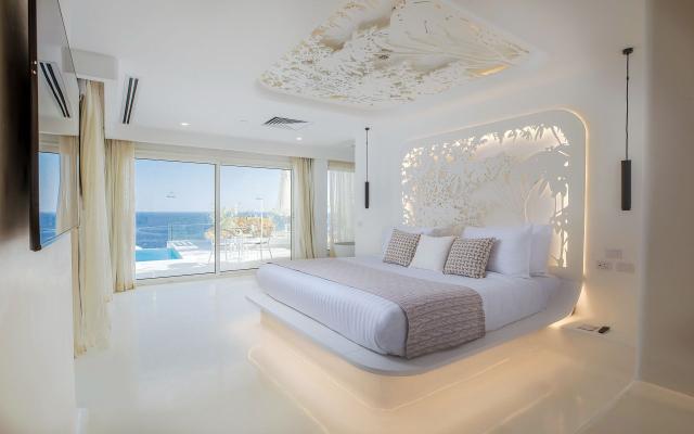 Hall of Fame Pool Suite