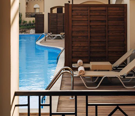 Swim Up Room