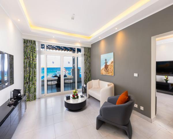 Junior Suite Beach Front Room (Junior Suite Jacuzzi)