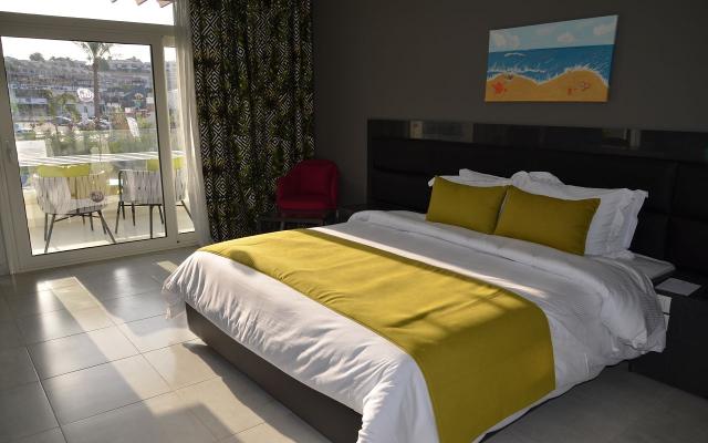 Deluxe Pool View Room
