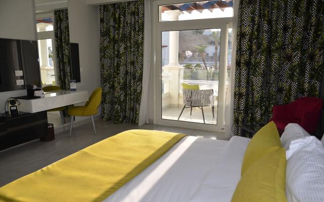 Deluxe Pool View Room