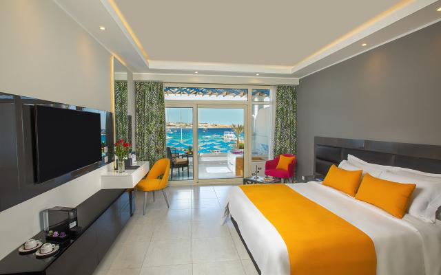 Deluxe Jacuzzi Beach Front Room
