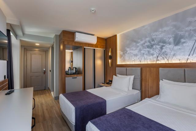 Lake Swim-Up Superıor Room Up Floor