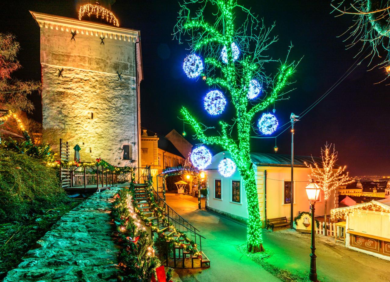 Advent v Záhrebe - vysvietená ulica