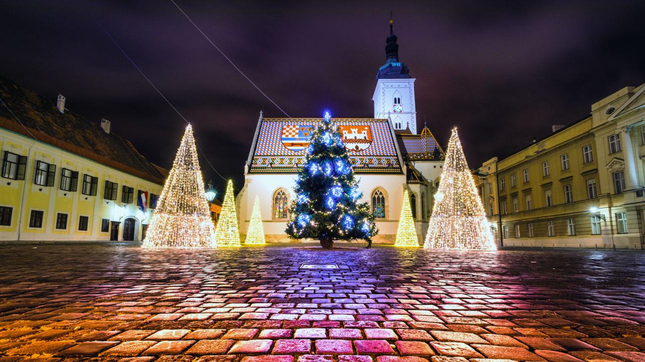 Advent v Záhrebe - kostol a vianočné stromčeky