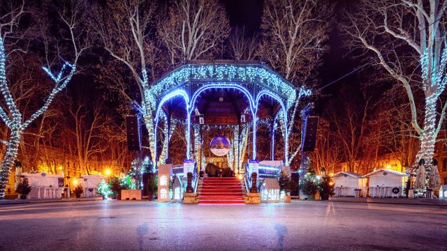Advent v Záhrebe - vysvietené pódium