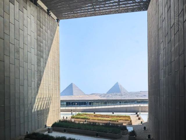 Pohľad na pyramídy v Gíze z múzea GEM