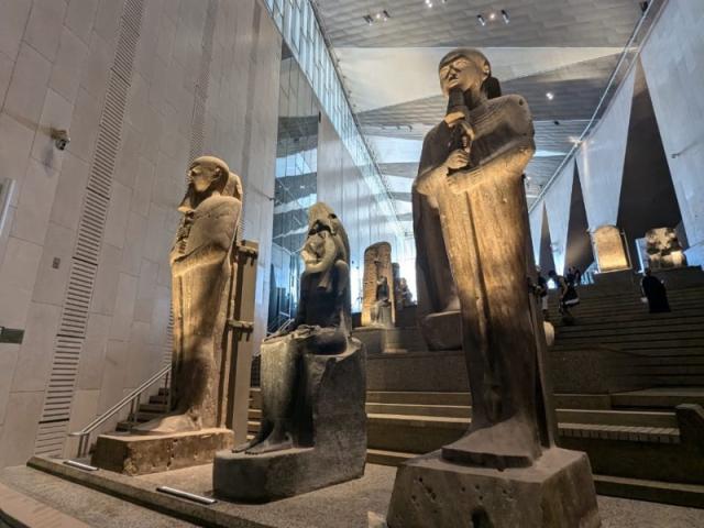 Staroveké sochy egyptských bohov a faraónov v GEM