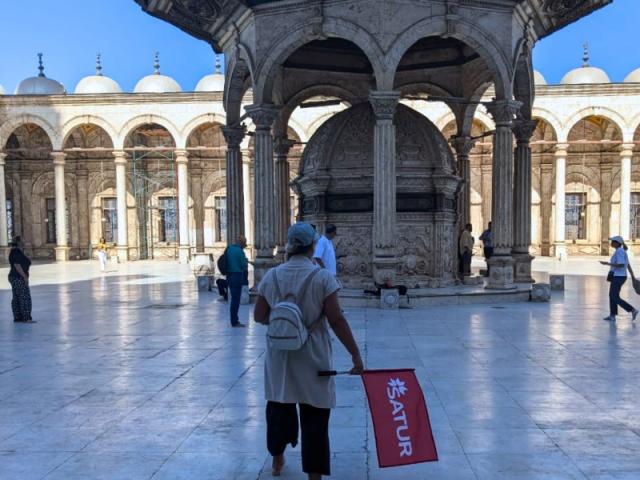 Sprievodkyňa Miška na nádvorí Alabastrovej mešity Mohameda Alih