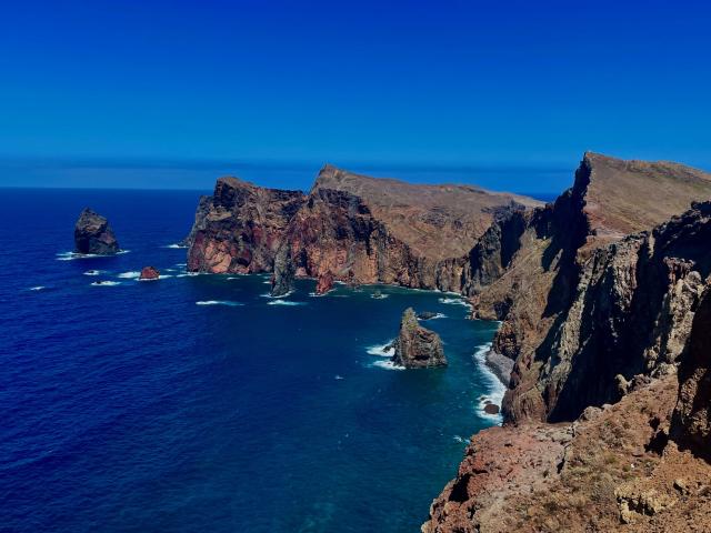 Skalný výbežok São Lourenço na ostrove Madeira a oceán.