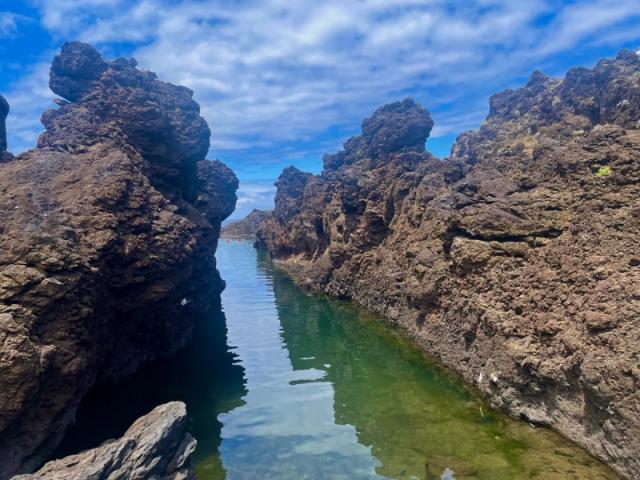 Pohľady na more, hory na ostrove Madeira.