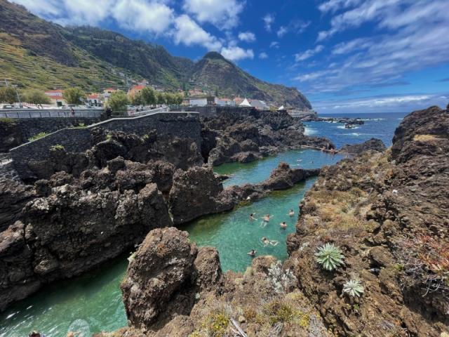 Pohľady na more, hory na ostrove Madeira.