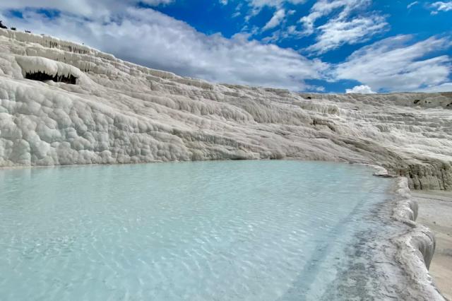 Prírodné bazény Pamukkale. Turecko
