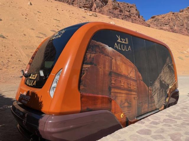 Malý oranžový autobus bez vodiča v AlUla.