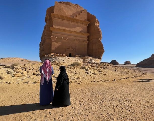 Samostatne stojaca nabatejská hrobka a saudský manželský pár v 