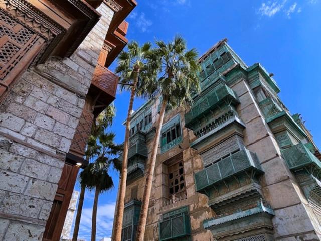 Historické centrum v Jeddah s domami a drevenými balkónmi.