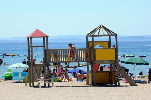 Šmykľávka pre deti pri apartmánoch a štúdiách Zaton Holiday Res