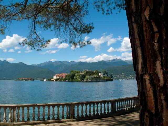 Najkrajšie jazerá Talianska a Švajčiarska a pohľad na ostrov